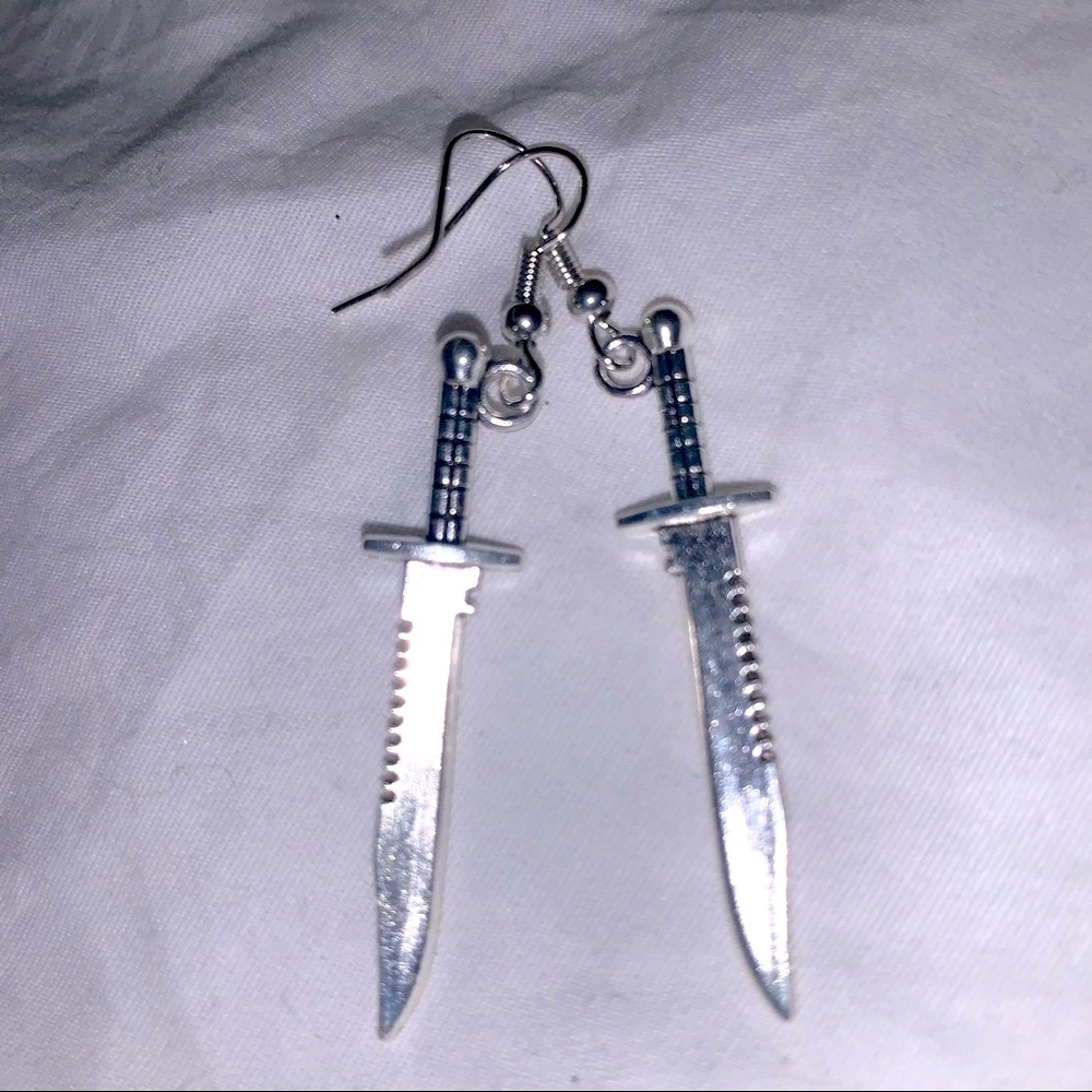 🦋 3/$24 Silver dagger sword earrings / NWOT - Picture 3 of 3